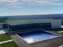Piscina moderna con vistas panorámicas, ideal para eventos Luna Corporativa.