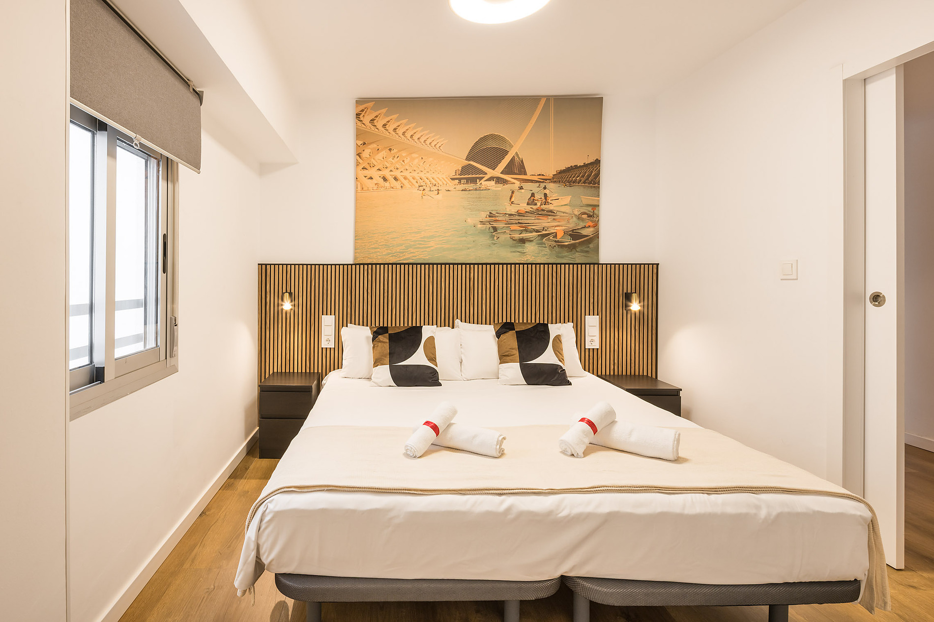 Modern bedroom with artwork and a comfortable bed, perfect for a Macflats: Ciudad de las ciencias stay.