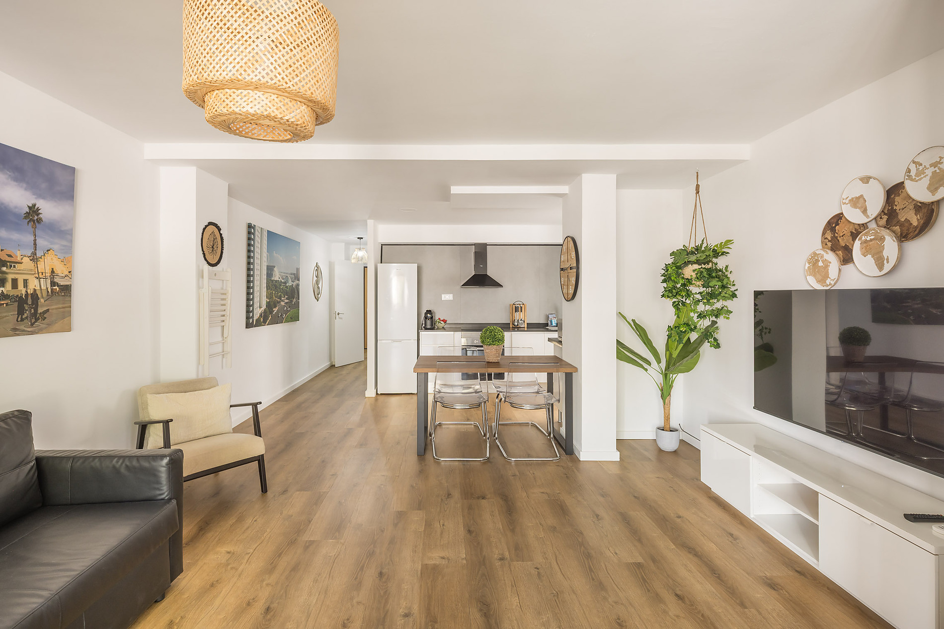Modern living room with leather sofa and dining table, ideal for Macflats: Ciudad de las ciencias stays.