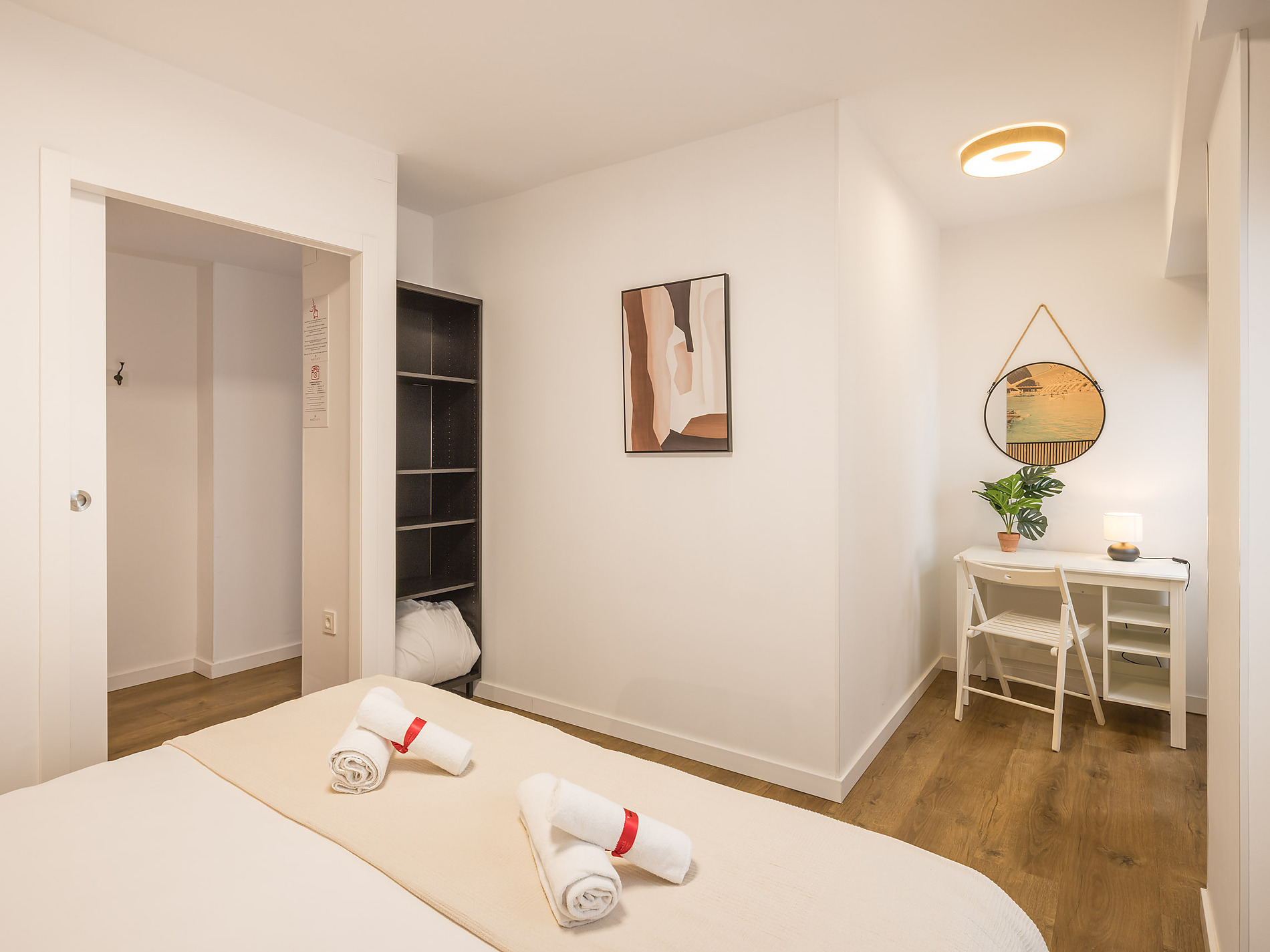 Modern hotel bedroom with Macflats: Ciudad de las ciencias, bed, desk, and mirror.