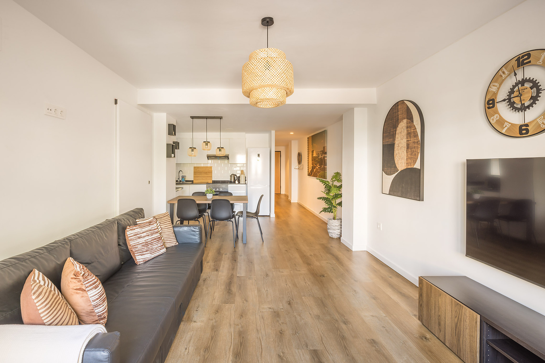 Spacious modern living room with leather sofa, dining area, and kitchen. Macflats: Ciudad de las ciencias