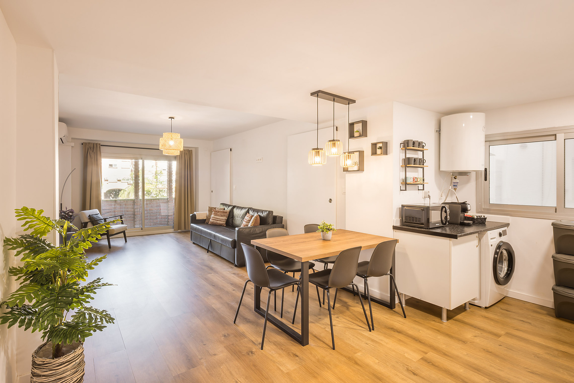 Modern studio apartment with Macflats: Ciudad de las ciencias, dining area, and full kitchen.