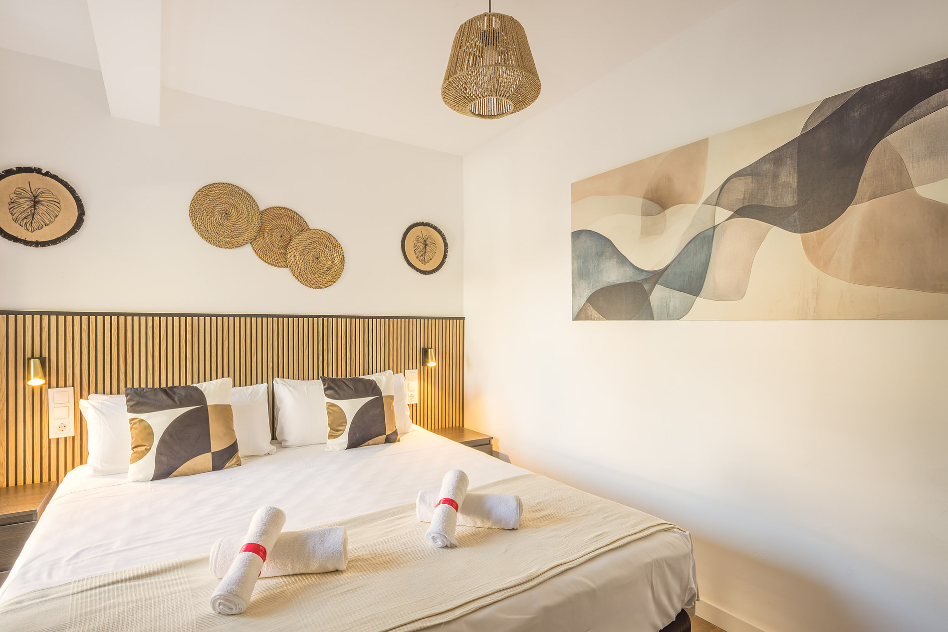 Luxury hotel Macflats: Ciudad de las ciencias with a king-size bed, modern art, and stylish decor.