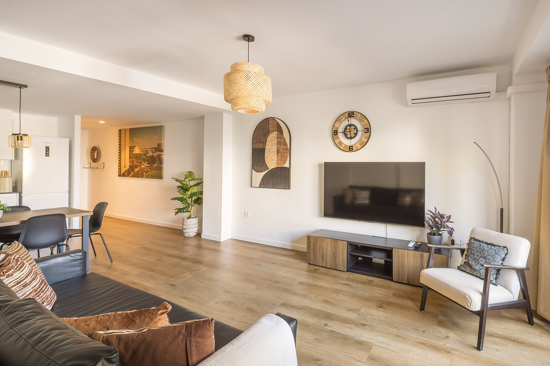 Spacious living room with modern furniture, large TV, and dining area at Macflats: Ciudad de las ciencias.