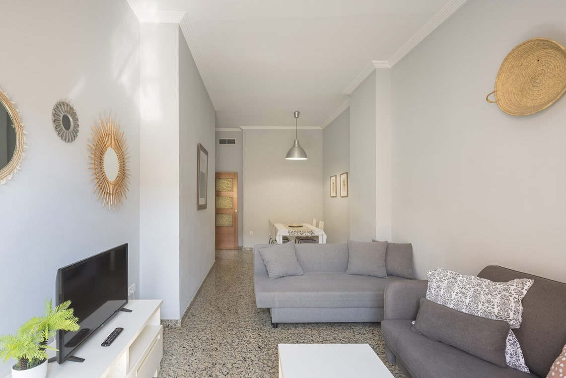 Apartamento moderno con sala de estar gris, comedor y balcón. Macflats Apartamento Puerto.