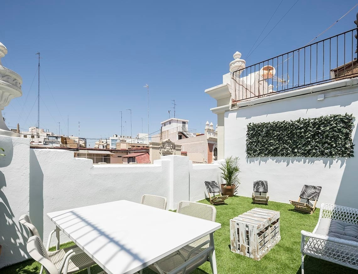 Terraza privada con mesa y sillas en Macflats Valencia. ¡Reserva hoy!