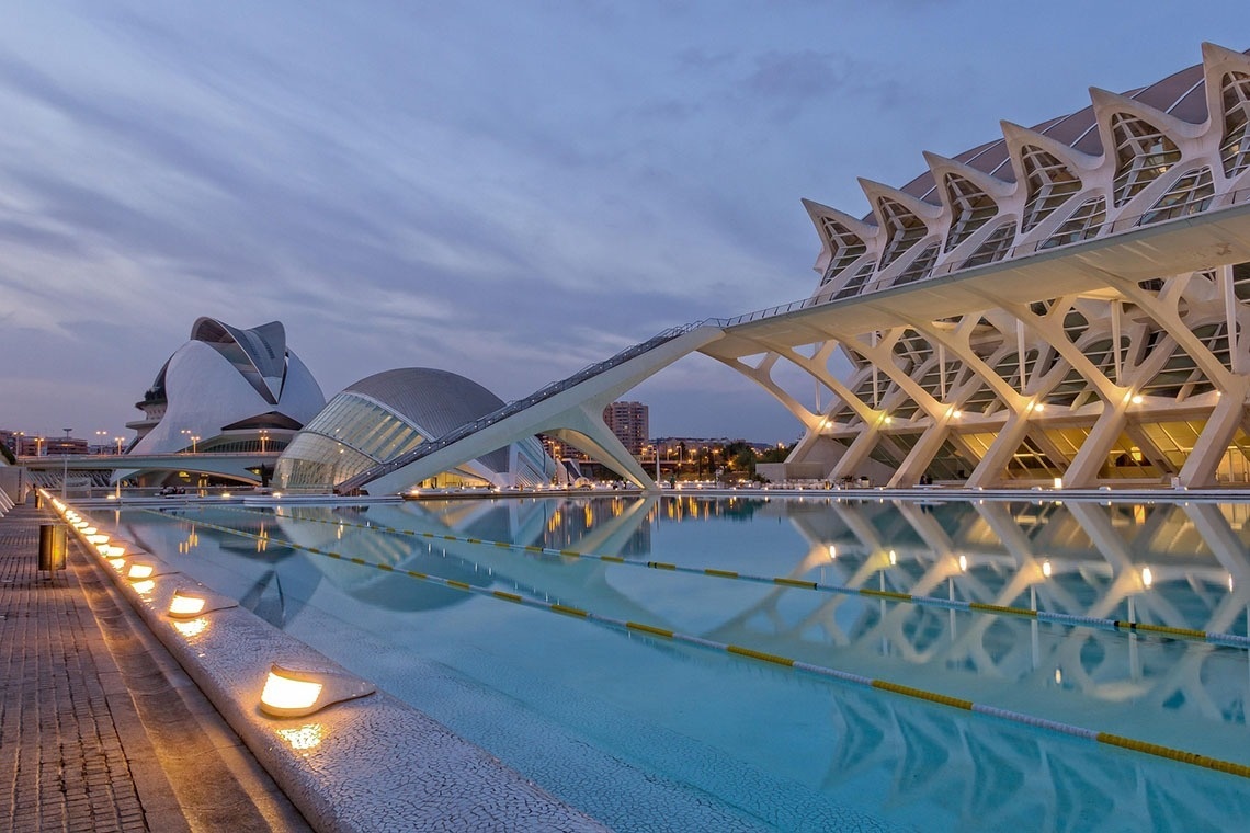 una piscina rodeada de edificios modernos en una ciudad
