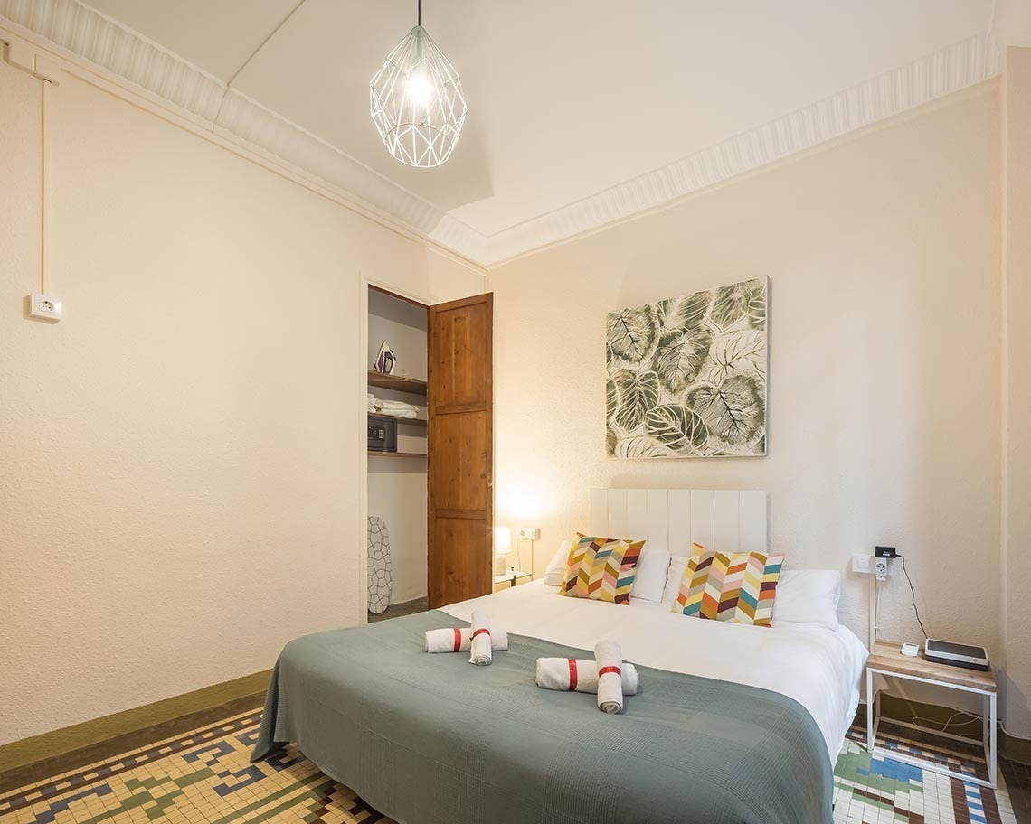 Habitación doble Macflats Valencia, cama cómoda, arte de pared, Macflats Ayuntamiento.