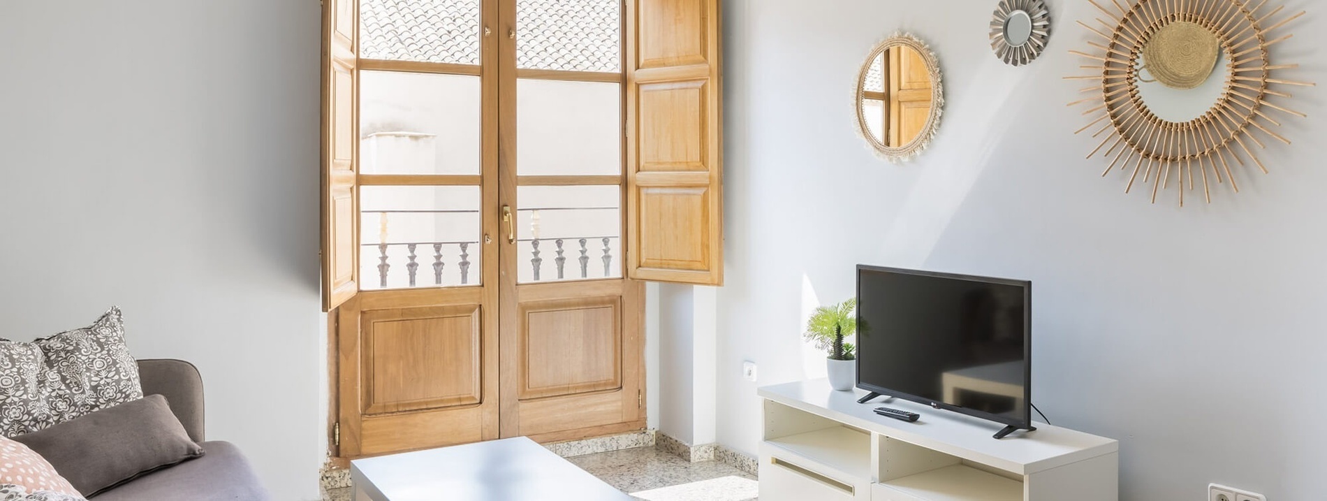 una habitación con una cama y un armario de madera