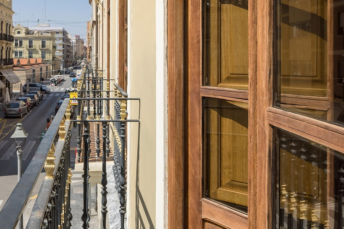 Balcón de Macflats Apartamento Puerto con vistas a calle de Valencia. Web oficial.