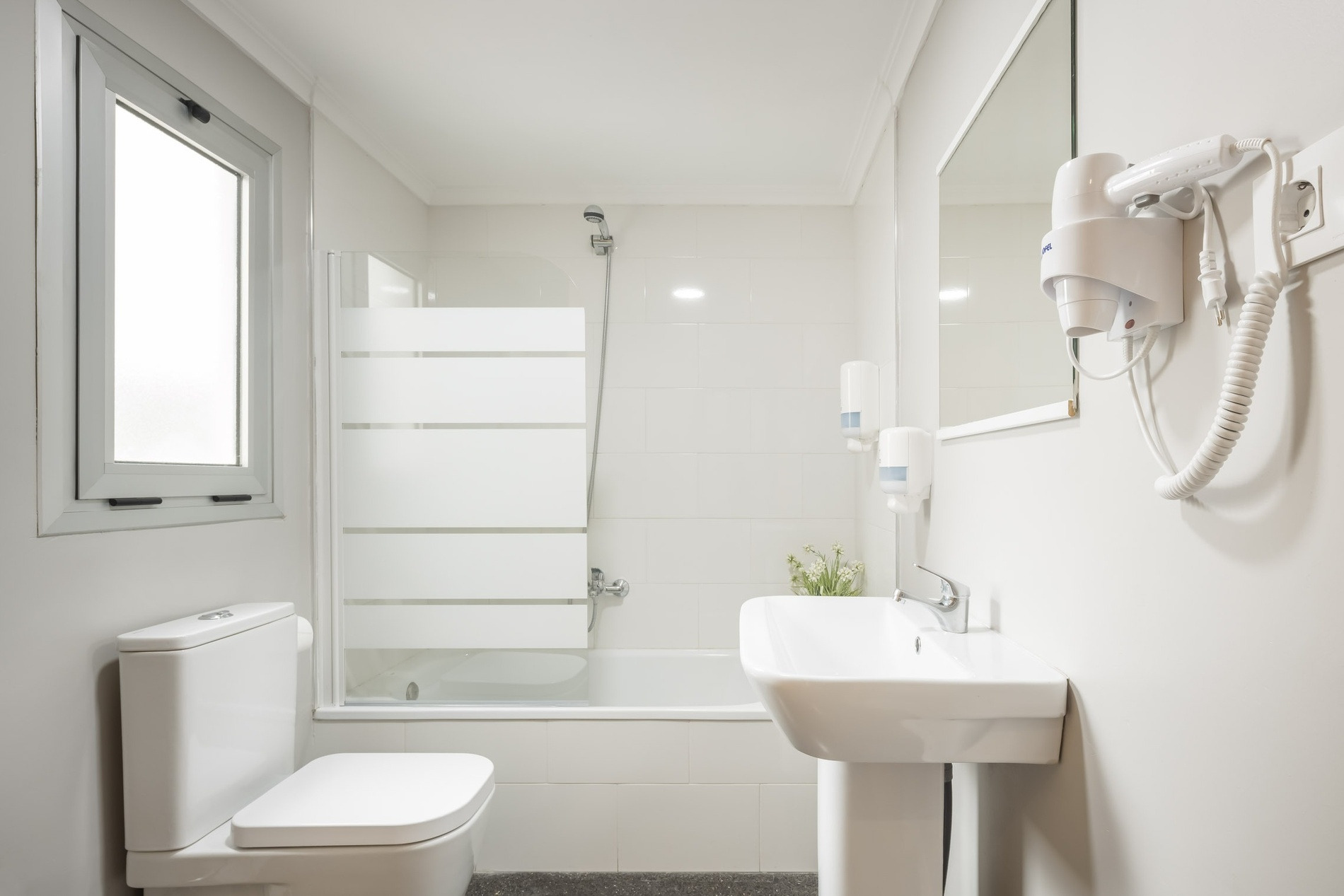 Modern bathroom with sink, toilet & bathtub. Macflats Valencia official website.