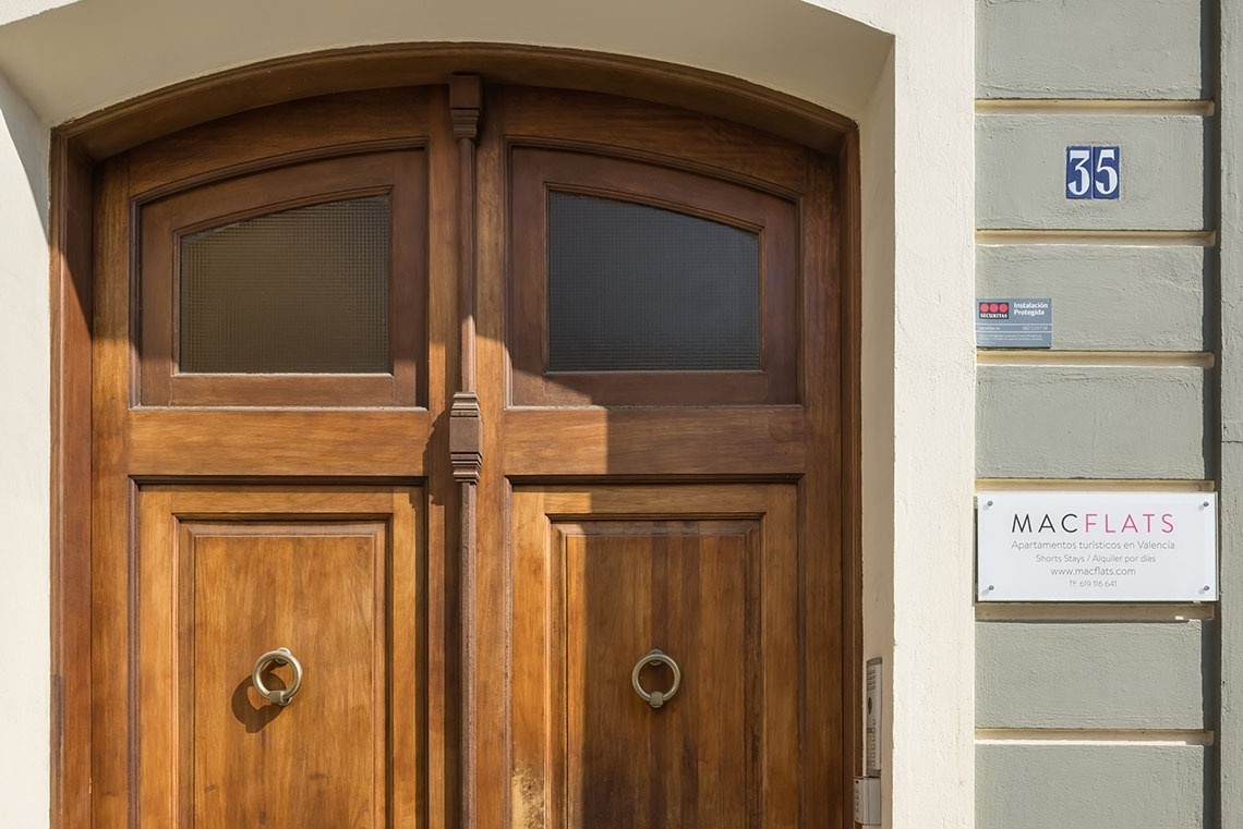 una puerta de madera con un letrero que dice macflats