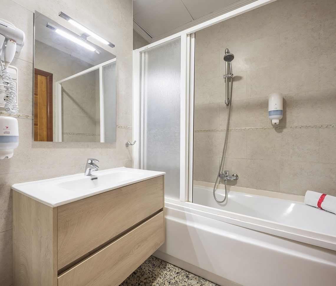 Baño moderno con ducha y lavabo, ideal para tu estancia en Macflats Apartamento Puerto, Macflats Valencia, web oficial.