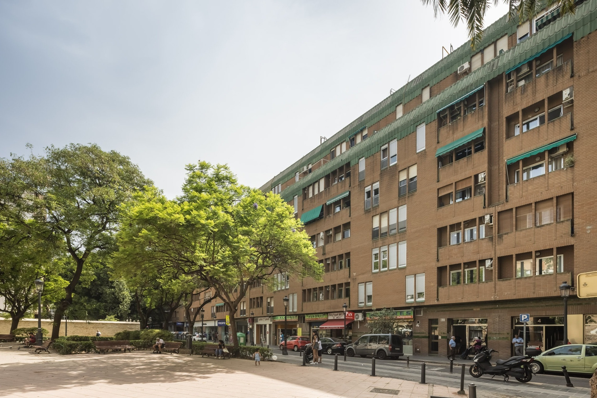 Modern apartment building with trees and shops in Valencia. Official Macflats Ciudad de las Ciencias | Macflats Valencia website.