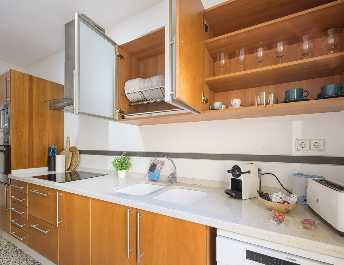 Cocina moderna en Macflats Apartamento Puerto | Macflats Valencia. Equipada para tu estancia.