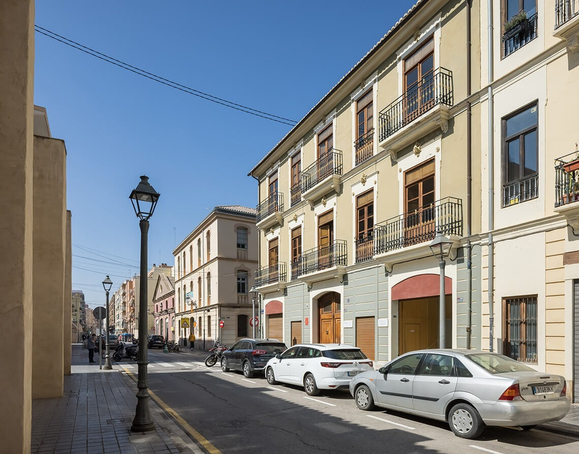 Edificio histórico con balcones en Valencia. Reserva tu estancia en Macflats Apartamento Puerto | Macflats Valencia | Web oficial.