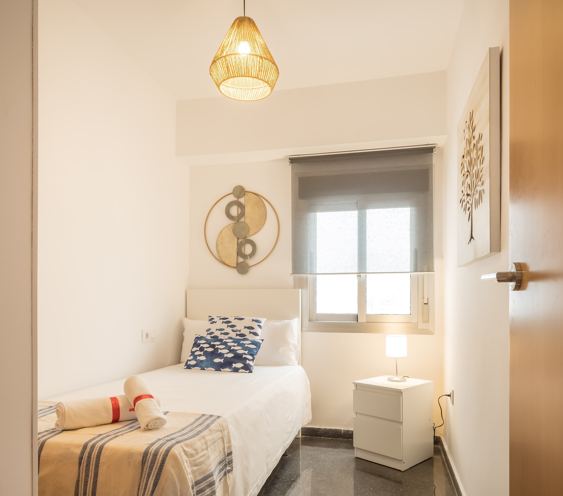 Cozy single bedroom at Macflats Valencia, featuring a comfy bed and natural light. Book now!