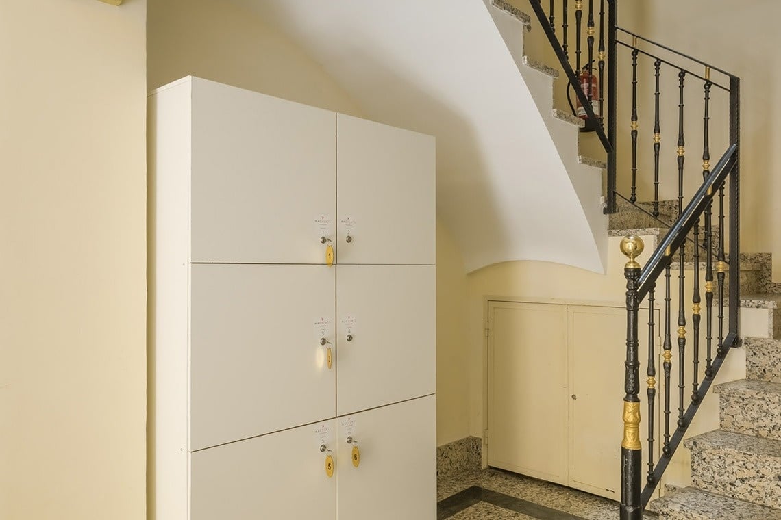 un pasillo con escaleras y un armario con llaves