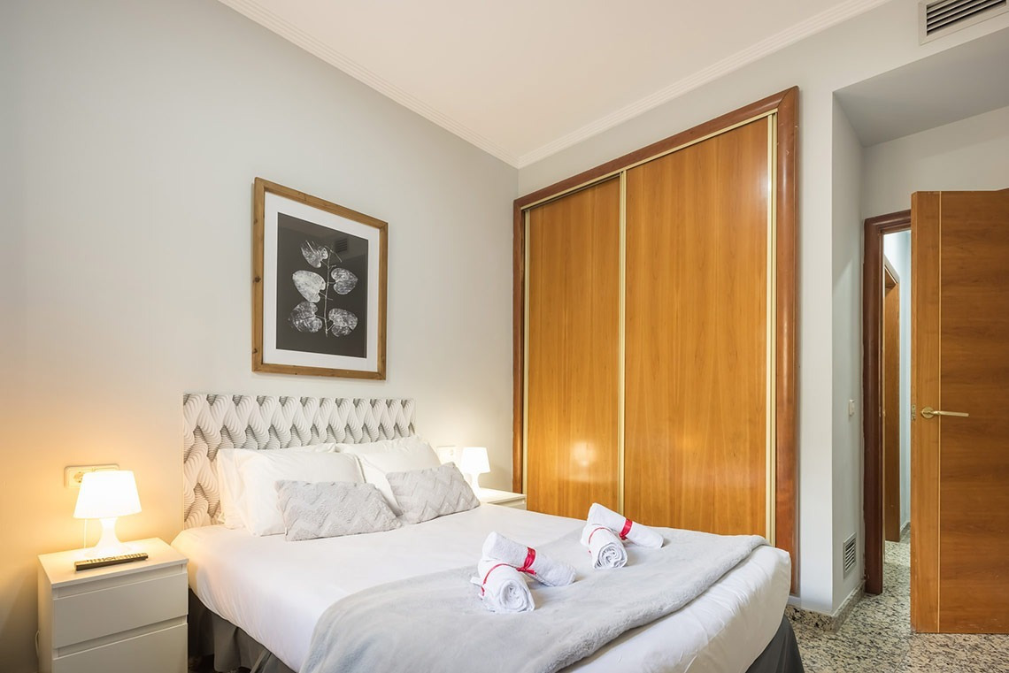 Acogedora habitación de matrimonio con armario empotrado en Macflats Apartamento Puerto | Macflats Valencia.
