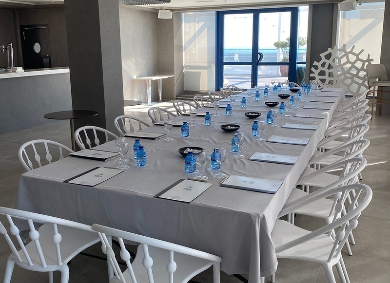 un groupe de tables et de chaises avec des bouteilles d' eau sur elles