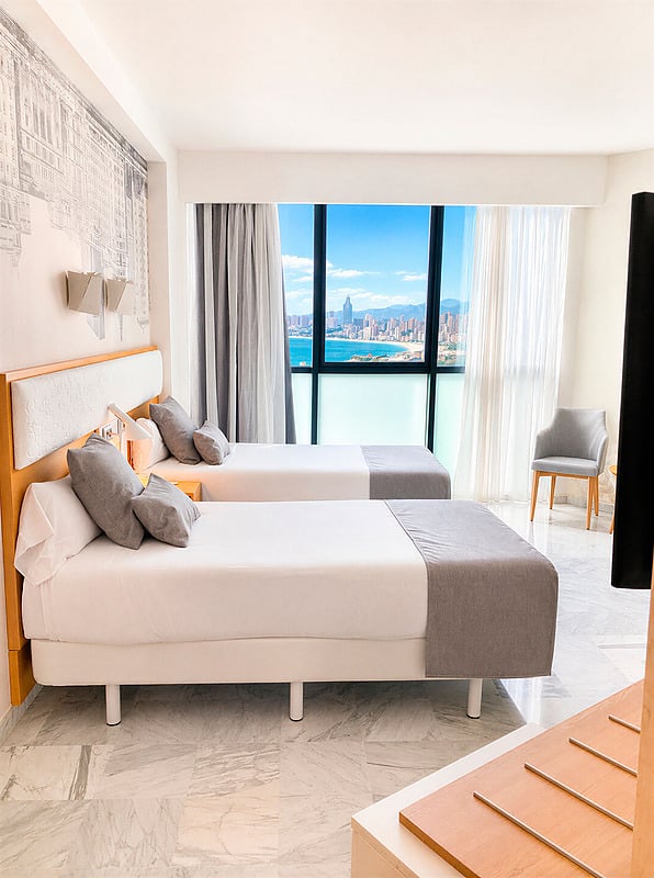 Chambre double hôtel Madeira Centro avec vue sur la ville.