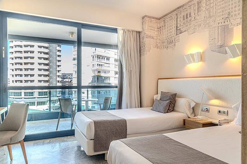 Chambre double à Madeira Centro avec vue sur mer et balcon.
