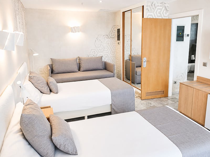 Chambre moderne à Madère Centre avec canapé-lit, lit double et vue.