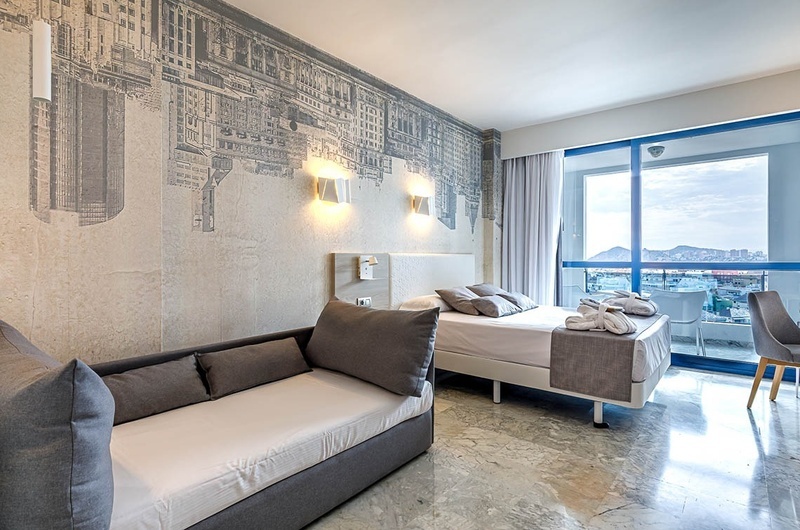 una habitación de hotel con dos camas y un sofá