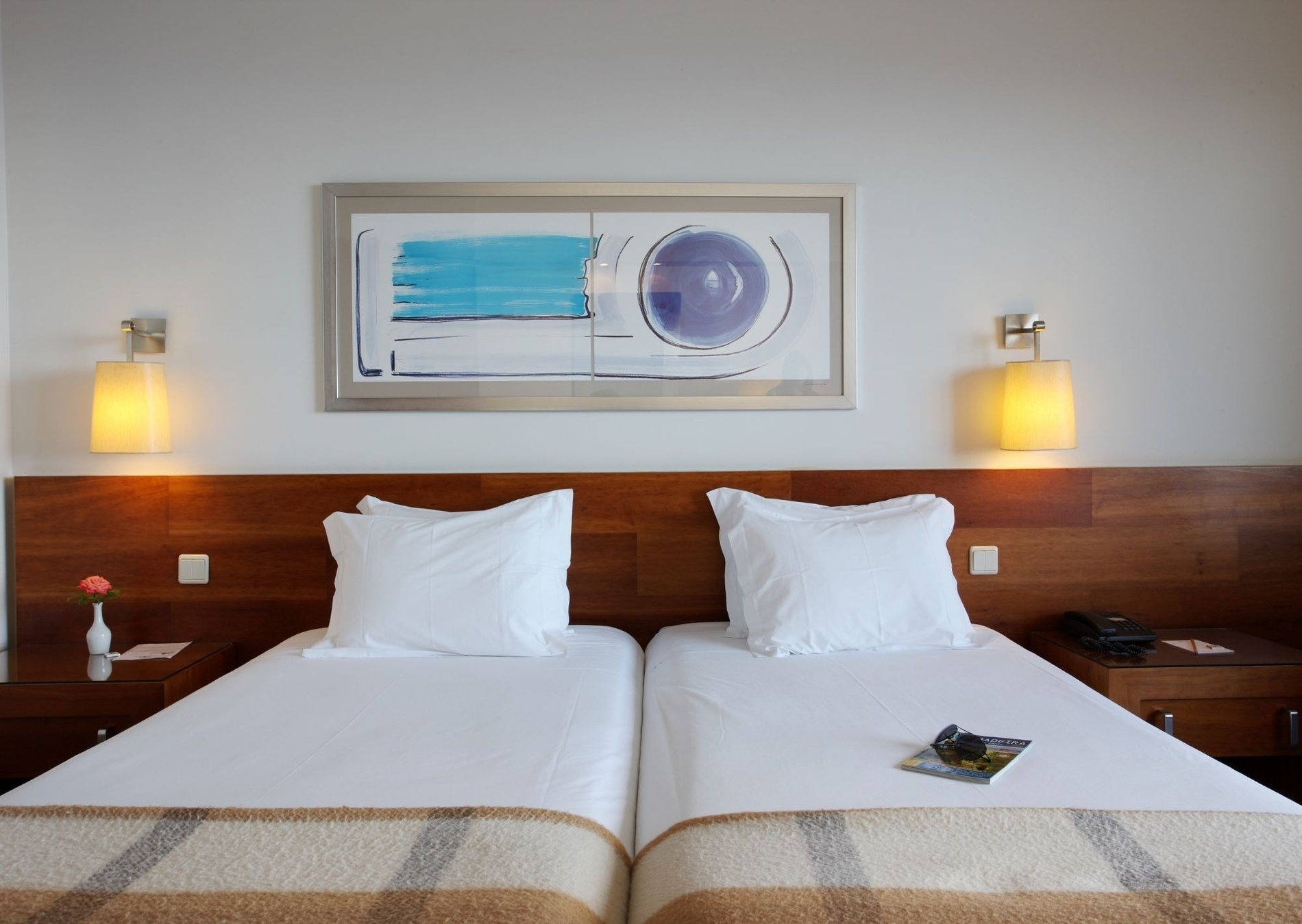 um quarto de hotel com duas camas e uma pintura na parede