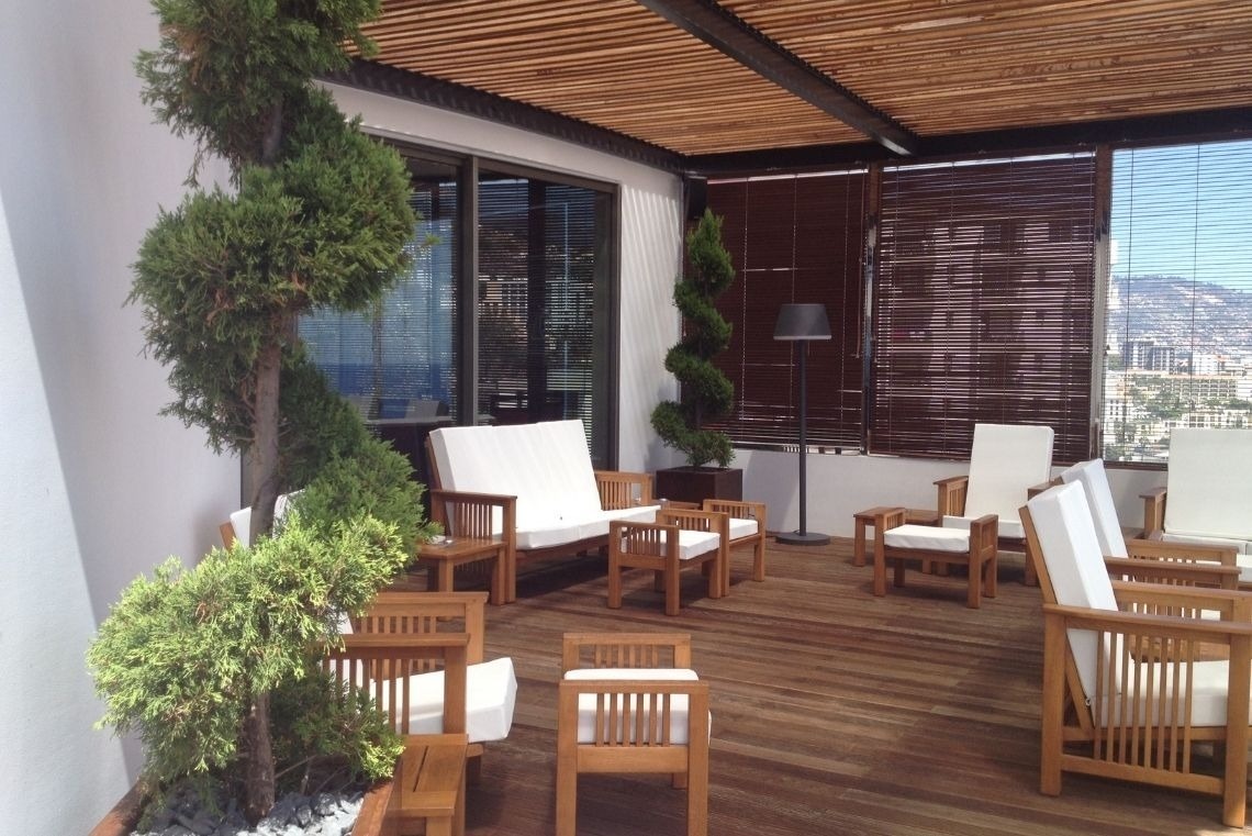 a swimming pool with a sign that says ' no diving ' on it