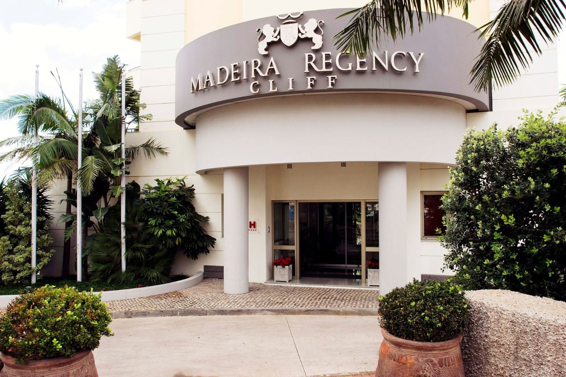 a entrada do hotel madeira regency cliff