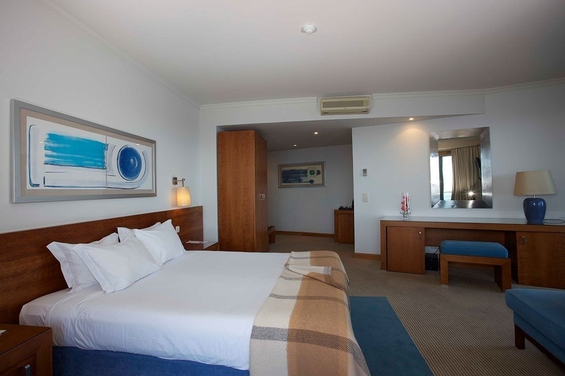 um quarto de hotel com uma cama e uma mesa