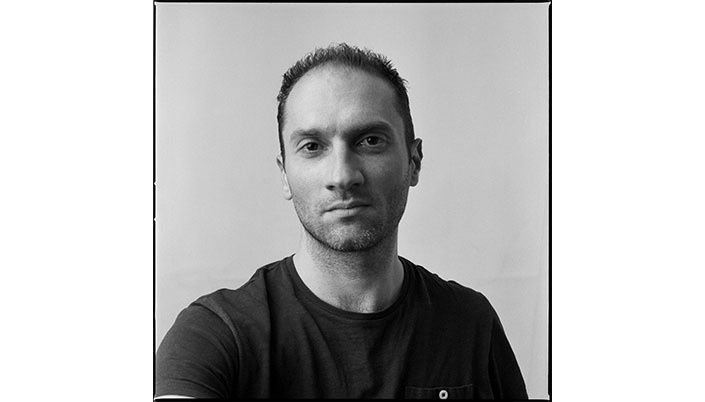 un gros plan d' une peinture rouge et jaune