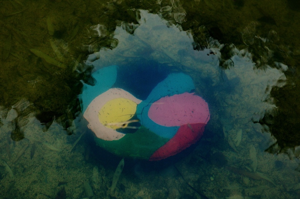 un gros plan d' une peinture rouge et jaune