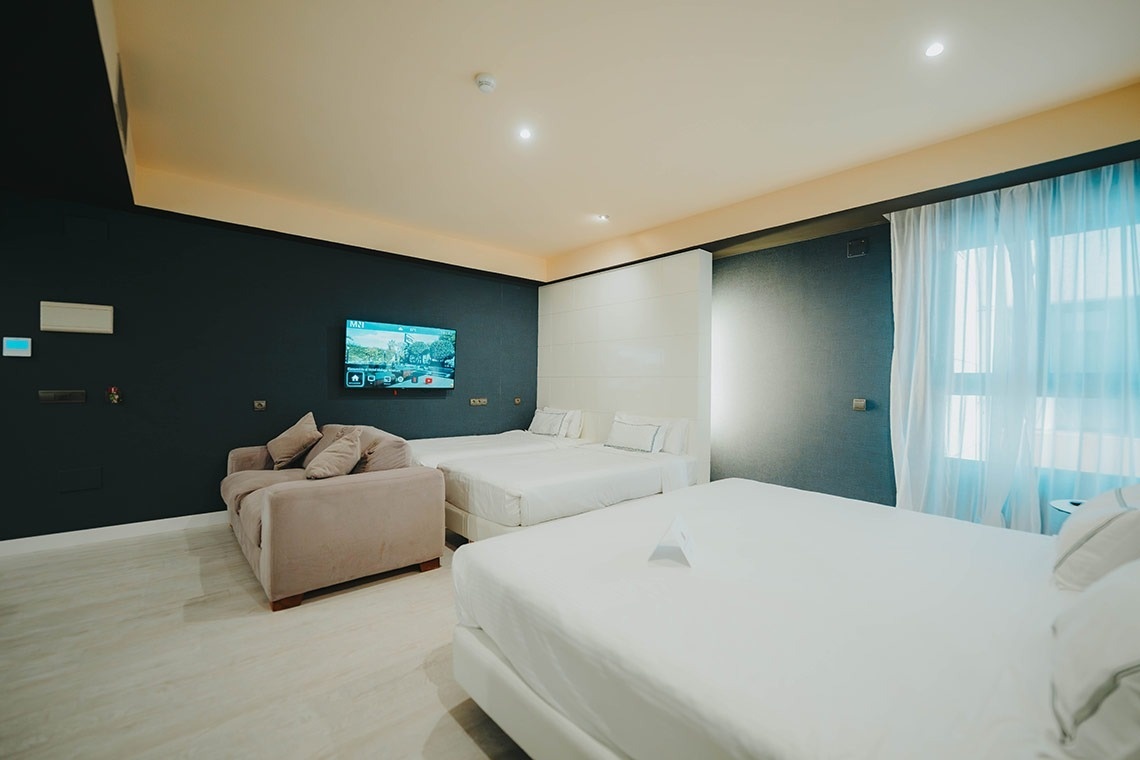 una habitación de hotel con dos camas y una televisión