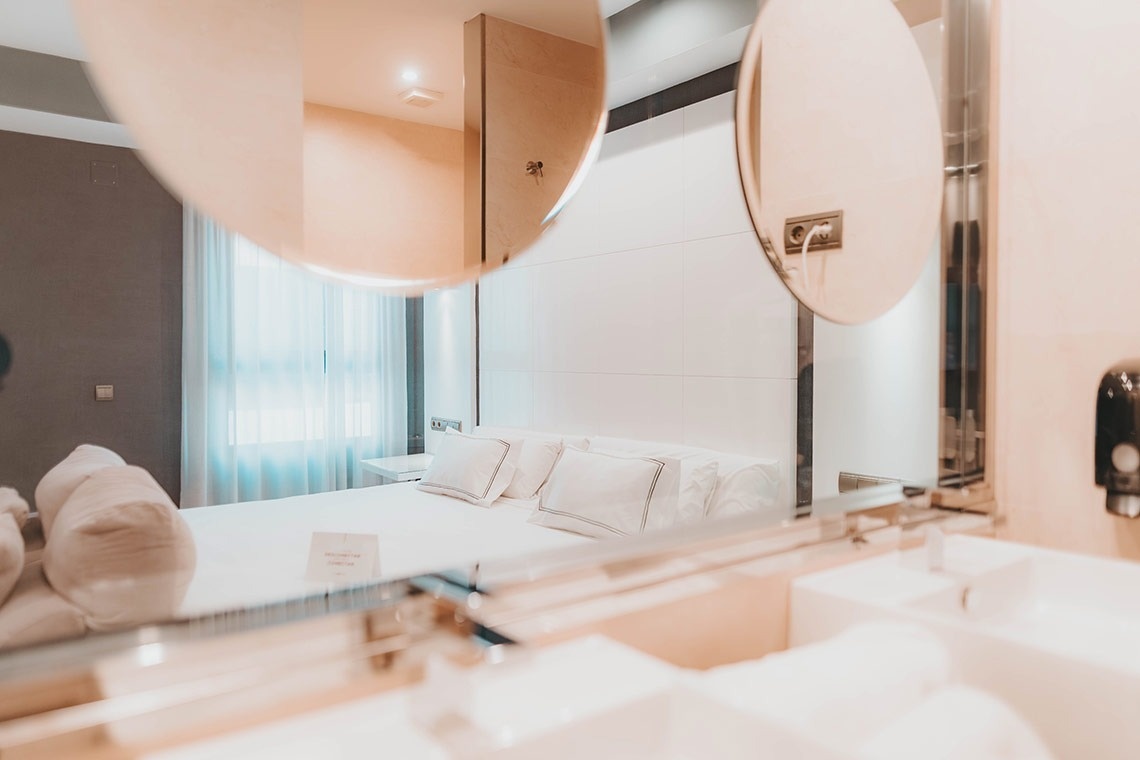 una habitación de hotel con una cama y un lavabo