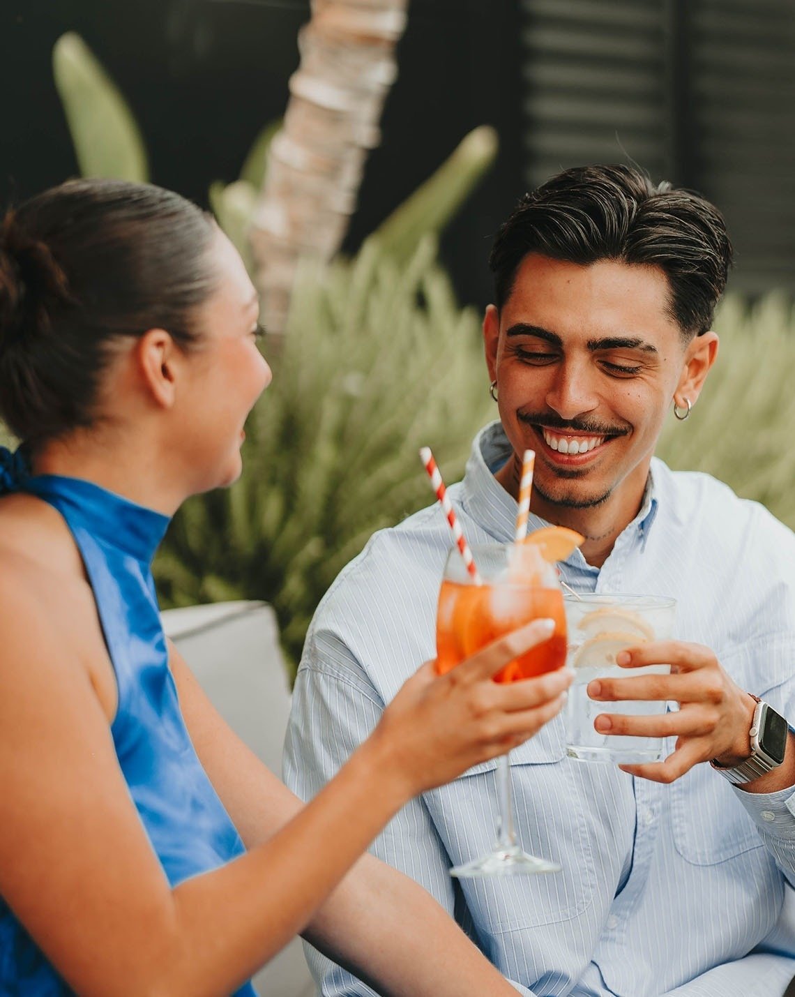 una gran multitud de personas está parada frente a un escenario en un festival de música .