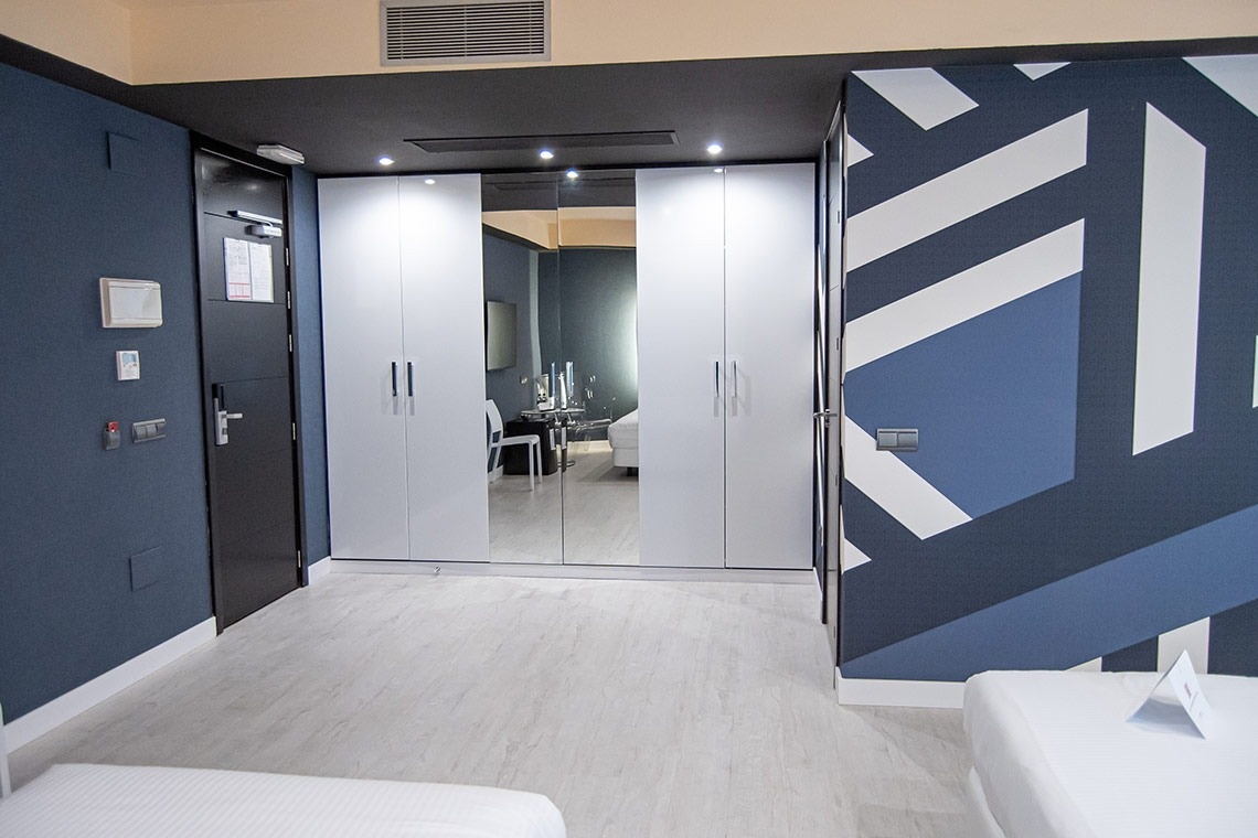 una habitación de hotel con una cama y un armario