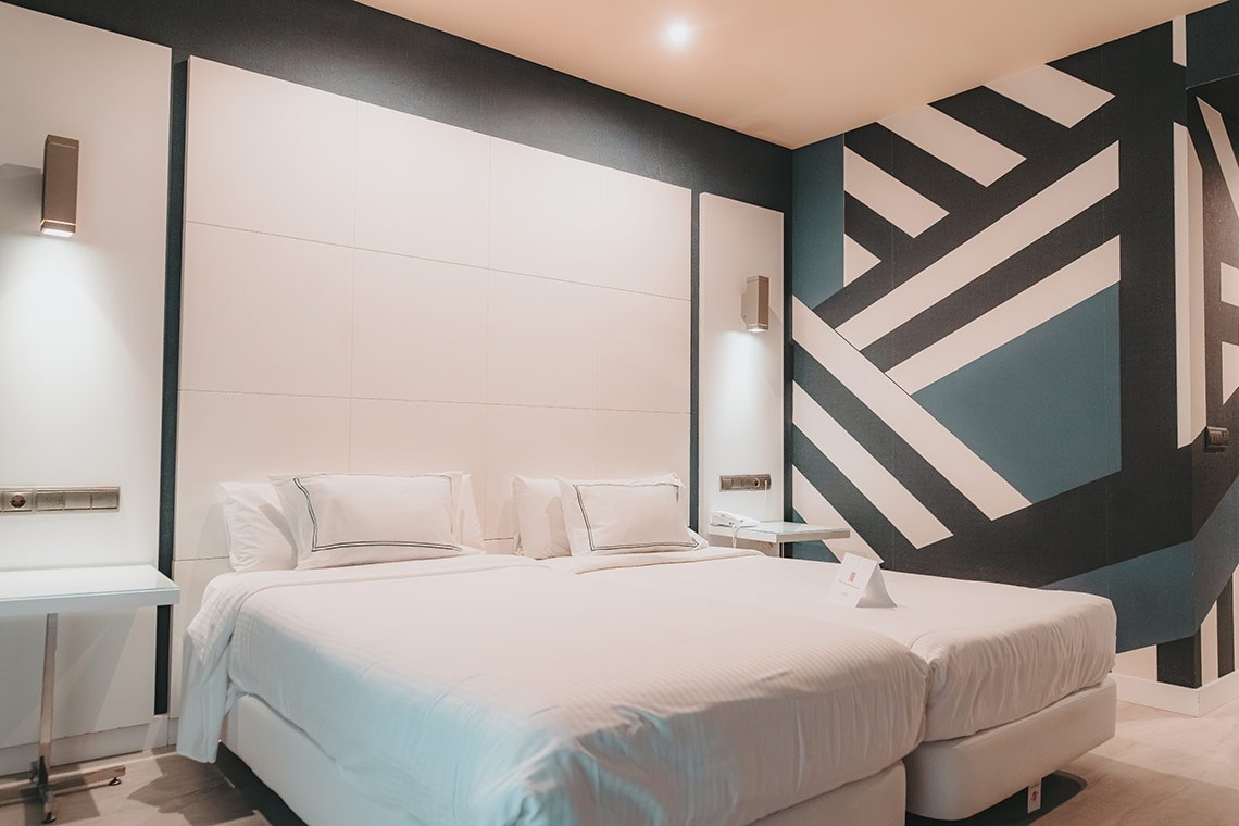 une chambre d' hôtel avec un lit et une table
