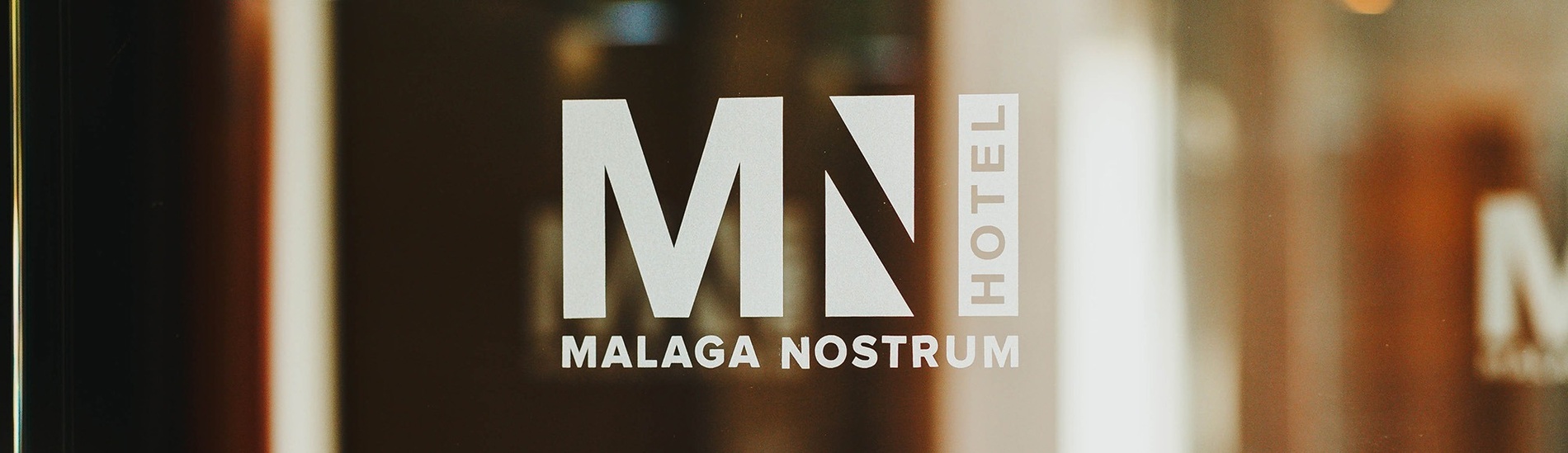 una puerta de vidrio que dice mn hotel malaga nostrum
