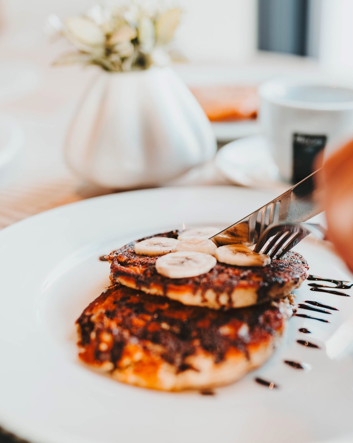 un globo azul con una guitarra y la palabra rock in rio en rojo
