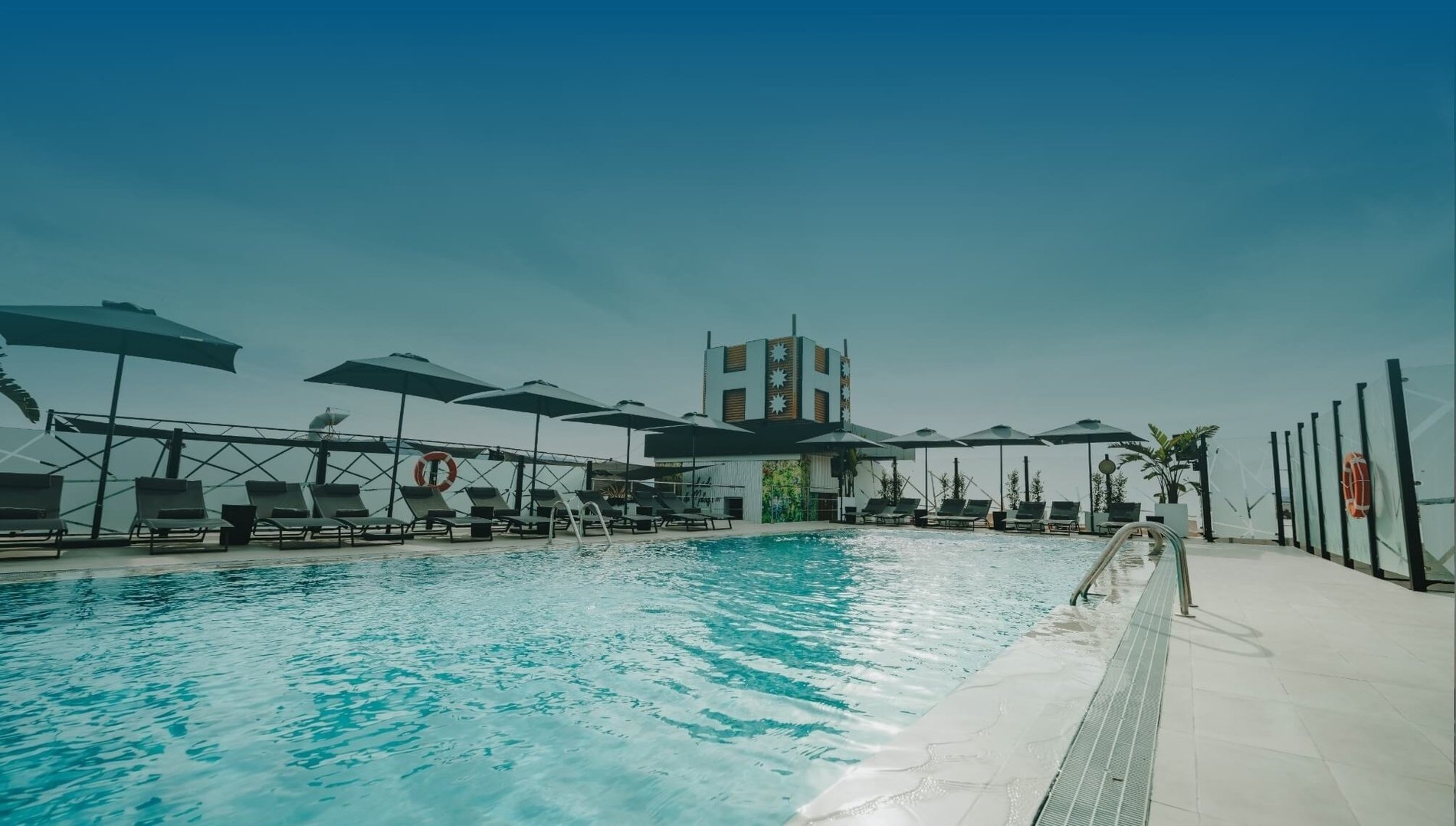 une grande piscine entourée de chaises et d' parasols