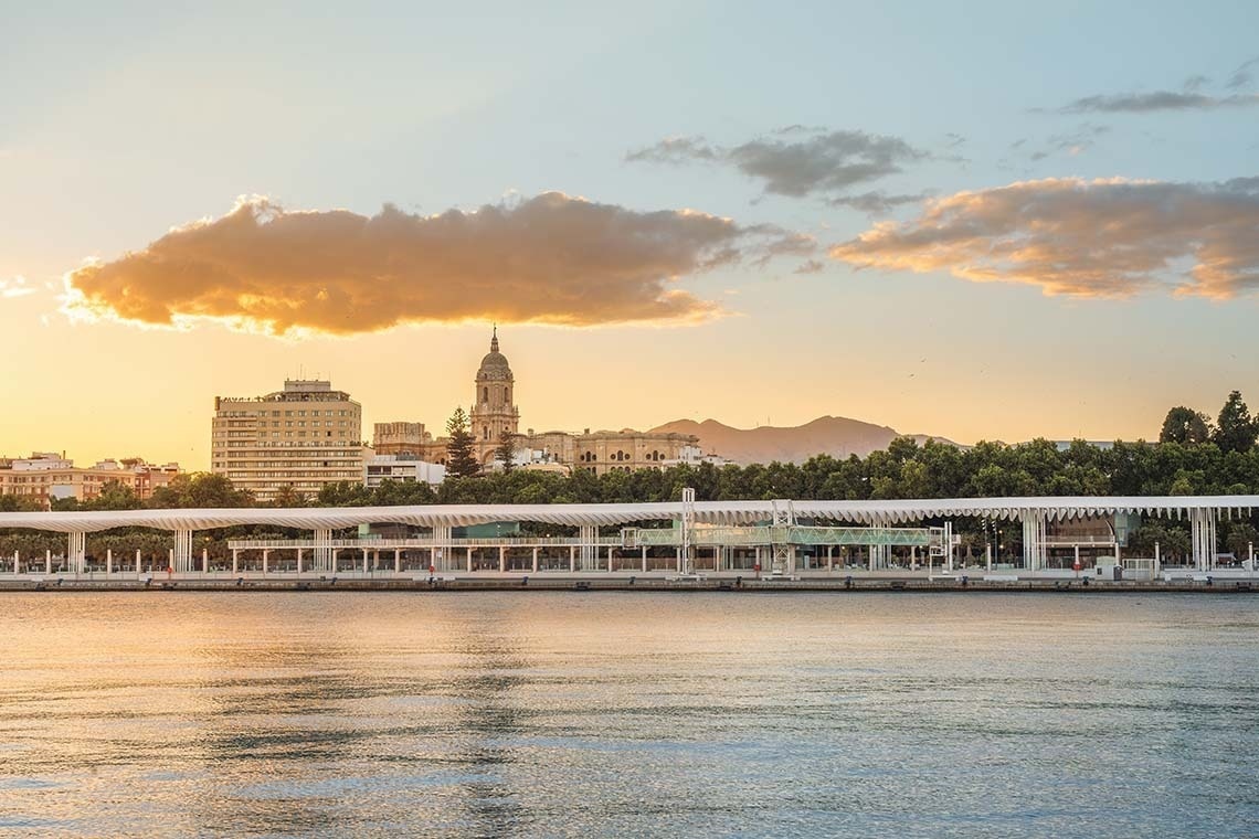 una vista del horizonte de la ciudad desde el agua al atardecer