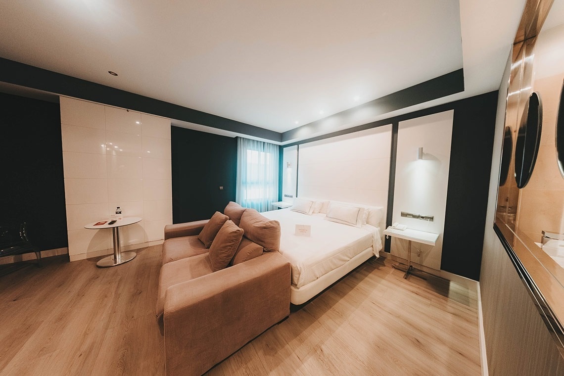una habitación de hotel con una cama y un sofá