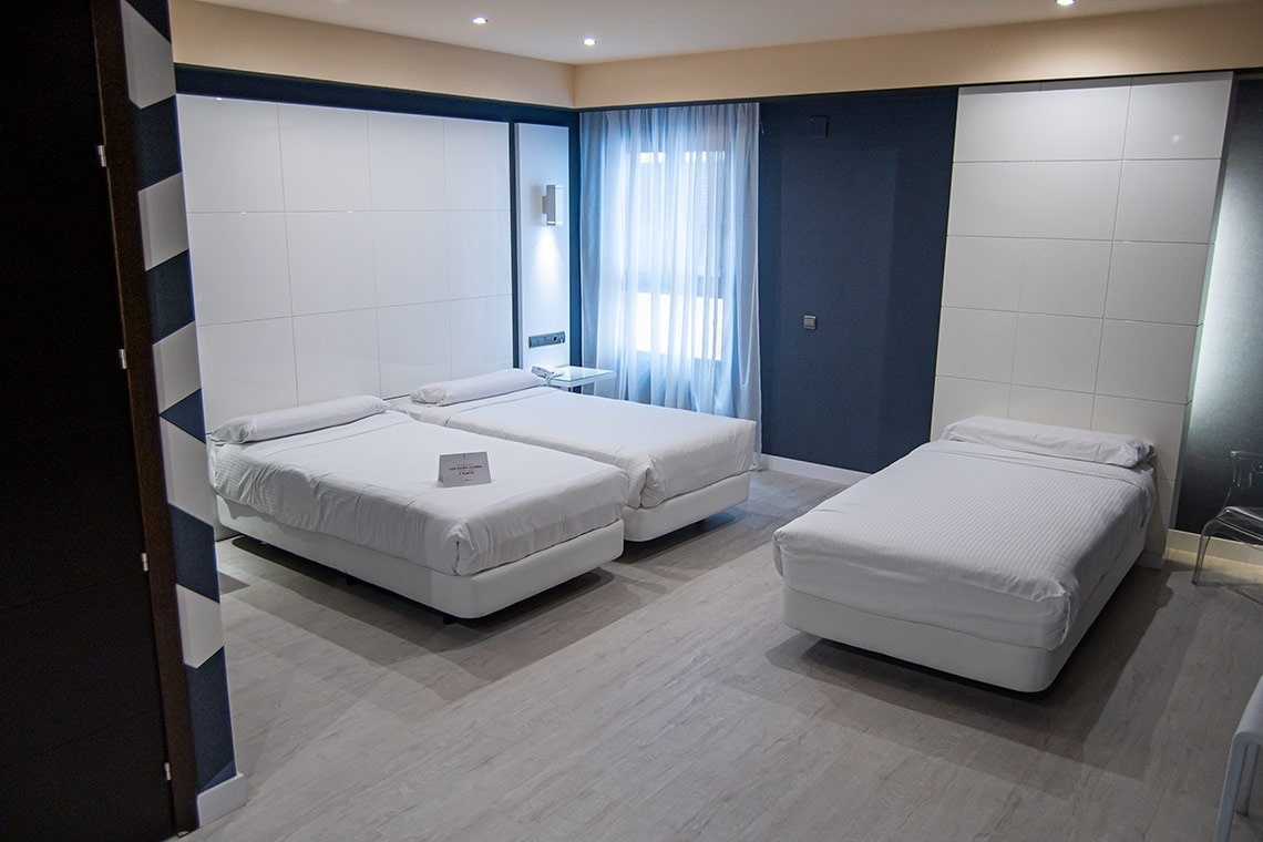 una habitación de hotel con dos camas y una tarjeta de habitación