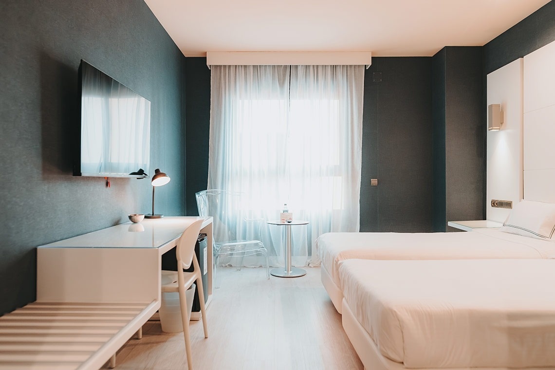 une chambre d' hôtel avec deux lits et une télévision
