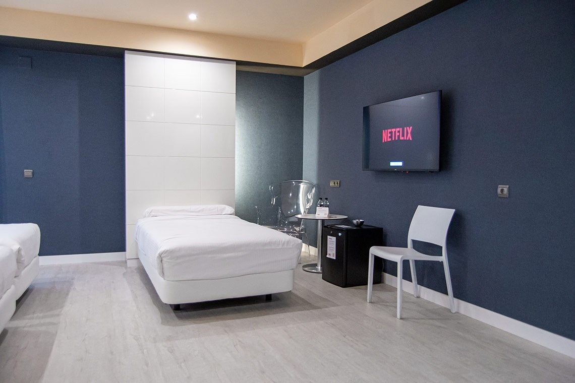 una habitación con dos camas y una televisión que dice netflix