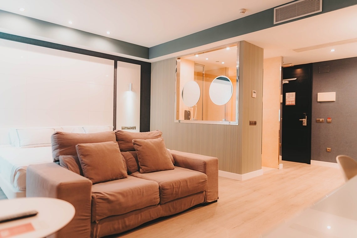 una habitación de hotel con un sofá y una cama