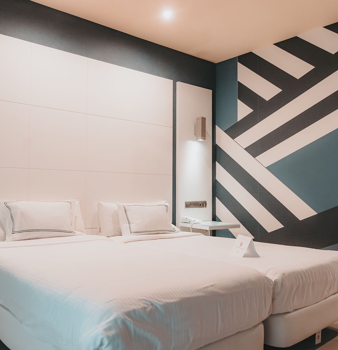 une chambre d' hôtel avec un lit et une table