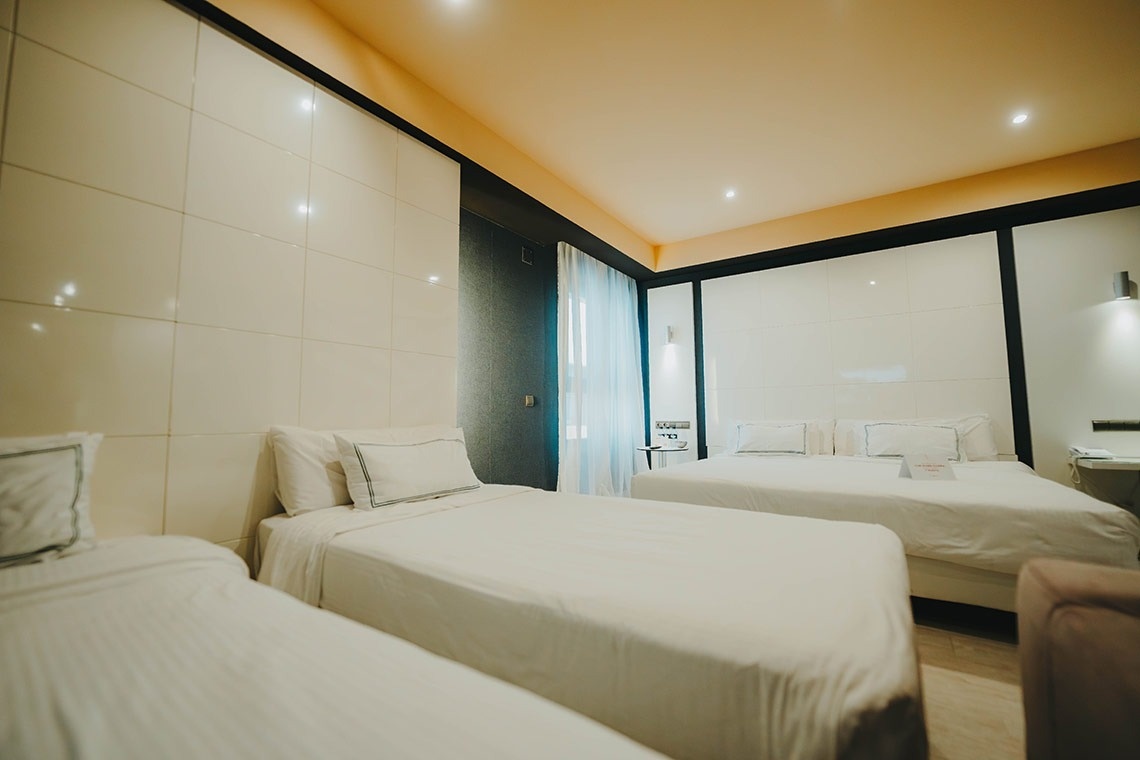 una habitación de hotel con dos camas y una puerta corrediza